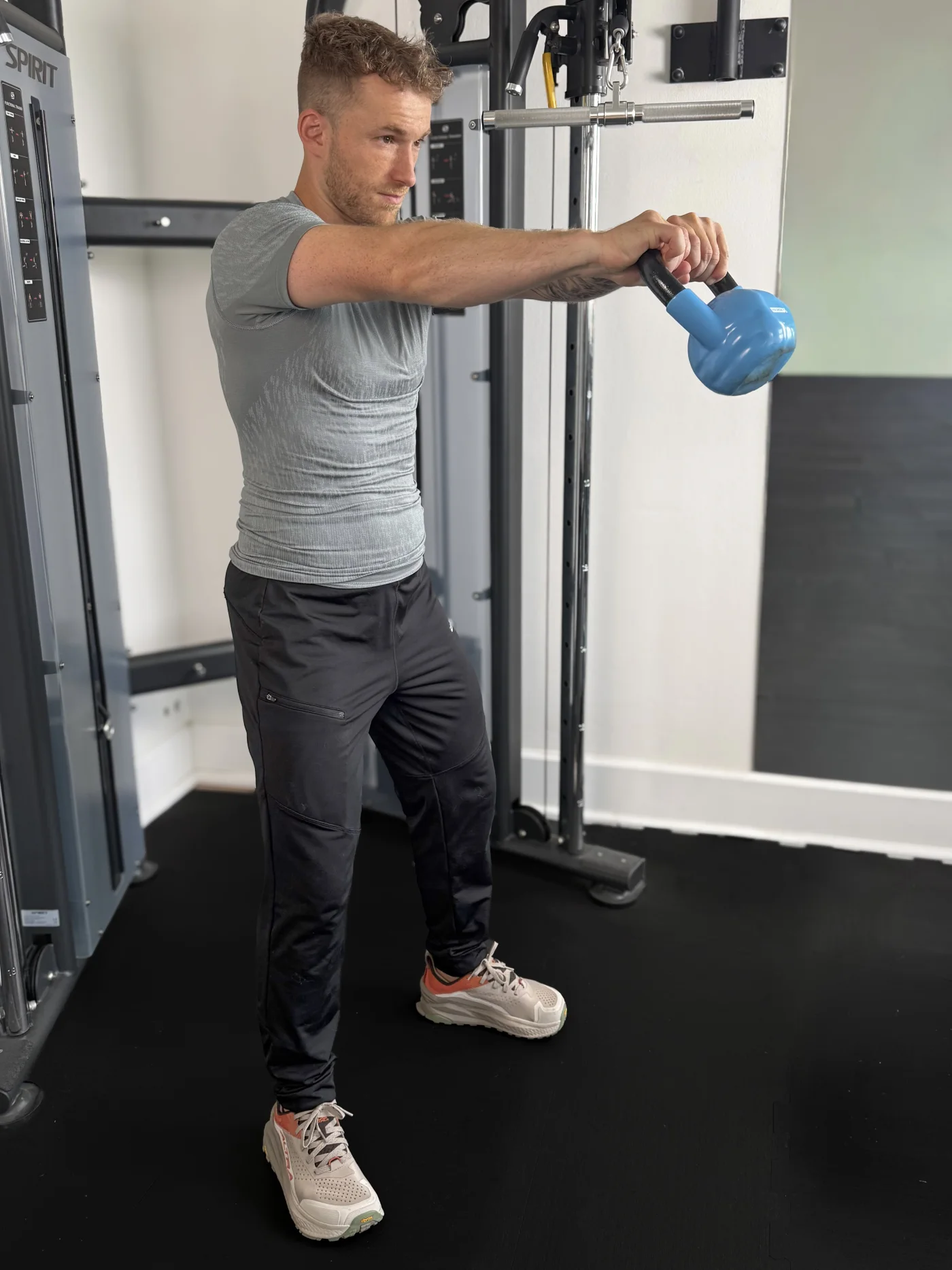 Zdeněk Fic při kettlebell swingu
